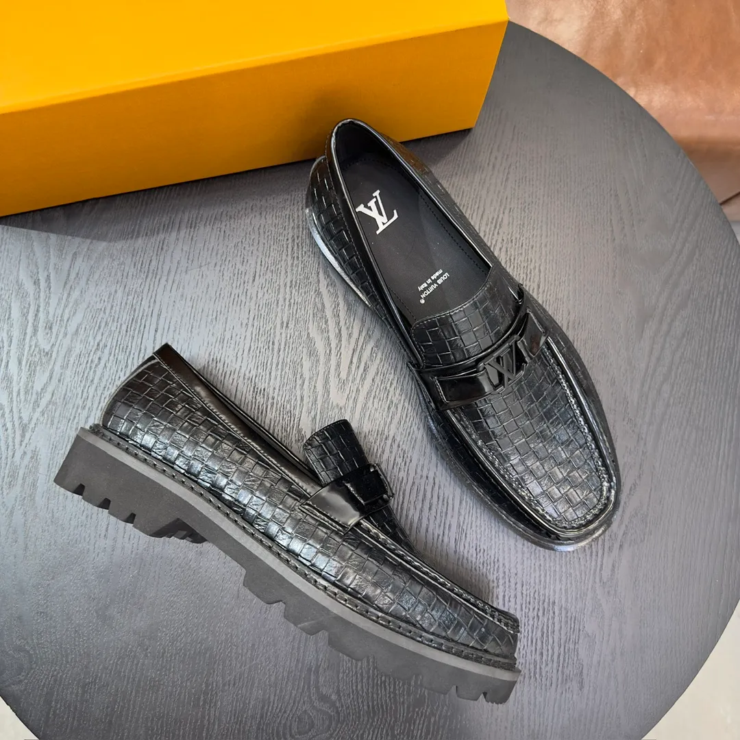 [L Home] P: 820💰 Size: 39-44 (customized at 38.45) Original Lv official website men's casual leather shoes, top-quality original replica, - Upper: 🔝cowhide weaving technology, Nappa cowhide, shoe body sewn with brand logo - Inner: cowhide, foot pad; water-dyed cowhide - Outsole: TPR·rubber foam; two-color molded outsole -Ultra-high quality control and fine workmanship: highlight (high-end, extravagance, class)